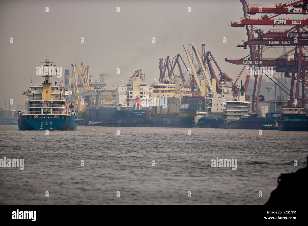 Schiffe Docking entlang einer Wharf. Stockfoto