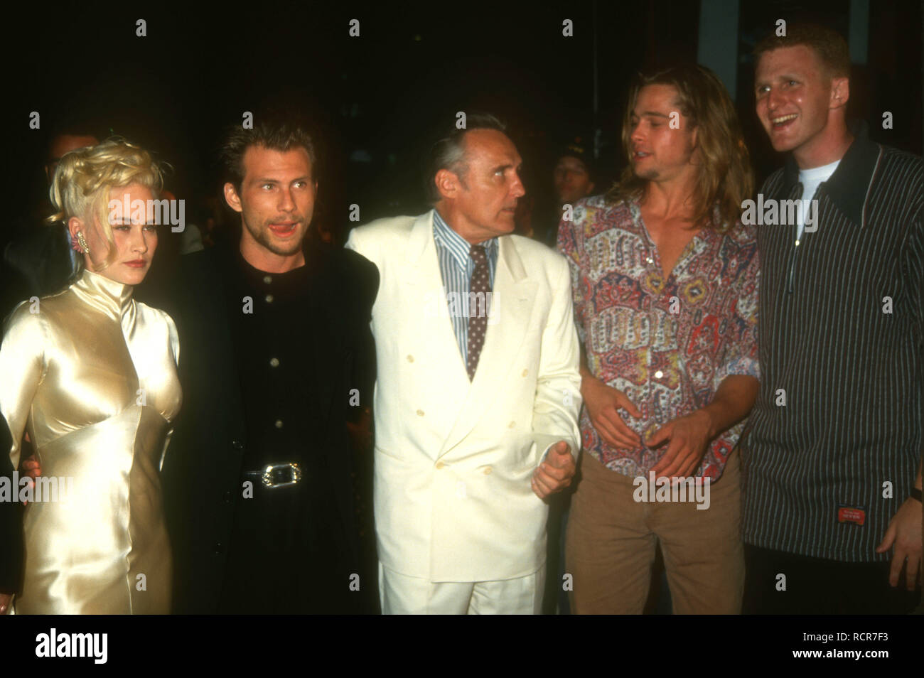 HOLLYWOOD, CA - 8. SEPTEMBER: Schauspielerin Patricia Arquette, Schauspieler Christian Slater, Schauspieler Dennis Hopper, Schauspieler Brad Pitt und Schauspieler Michael Rapaport an Warner Bros. Pictures' 'True Romance' Premiere am 8. September 1993 im Mann's Chinese Theatre in Hollywood, Kalifornien. Foto von Barry King/Alamy Stock Foto Stockfoto