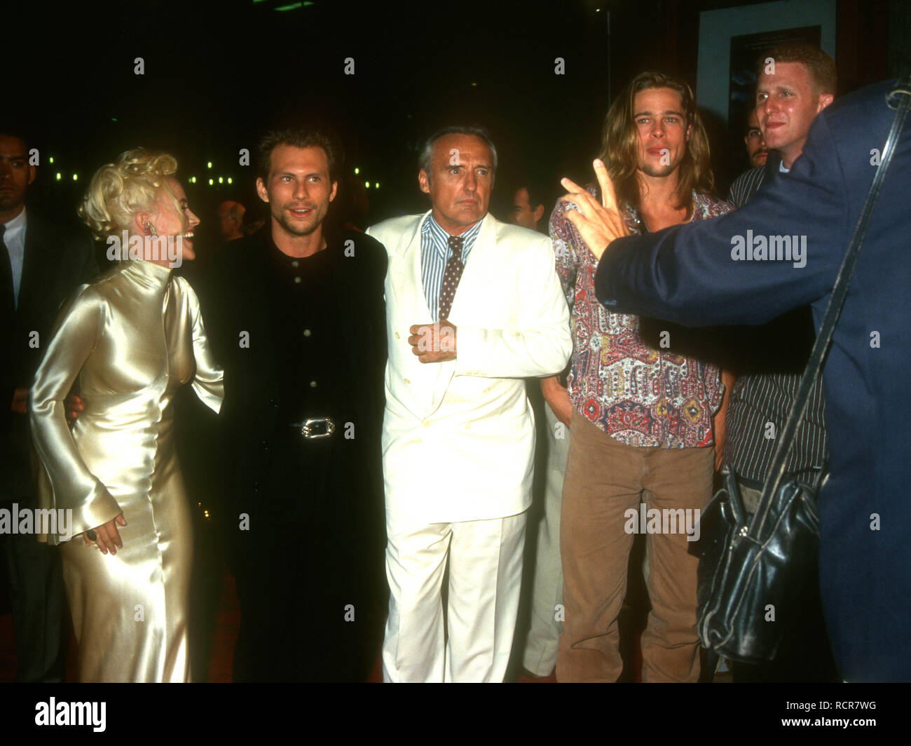 HOLLYWOOD, CA - 8. SEPTEMBER: Schauspielerin Patricia Arquette, Schauspieler Christian Slater, Schauspieler Dennis Hopper, Schauspieler Brad Pitt und Schauspieler Michael Rapaport an Warner Bros. Pictures' 'True Romance' Premiere am 8. September 1993 im Mann's Chinese Theatre in Hollywood, Kalifornien. Foto von Barry King/Alamy Stock Foto Stockfoto