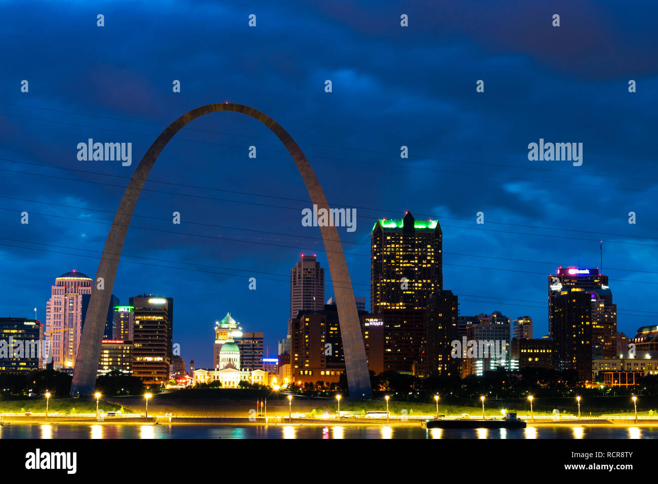 Saint Louis, MO, Vereinigte Staaten - 19. Mai 2018: Aufnahme der Innenstadt von St. Louis, Missouri, die St Louis Arch. Stockfoto