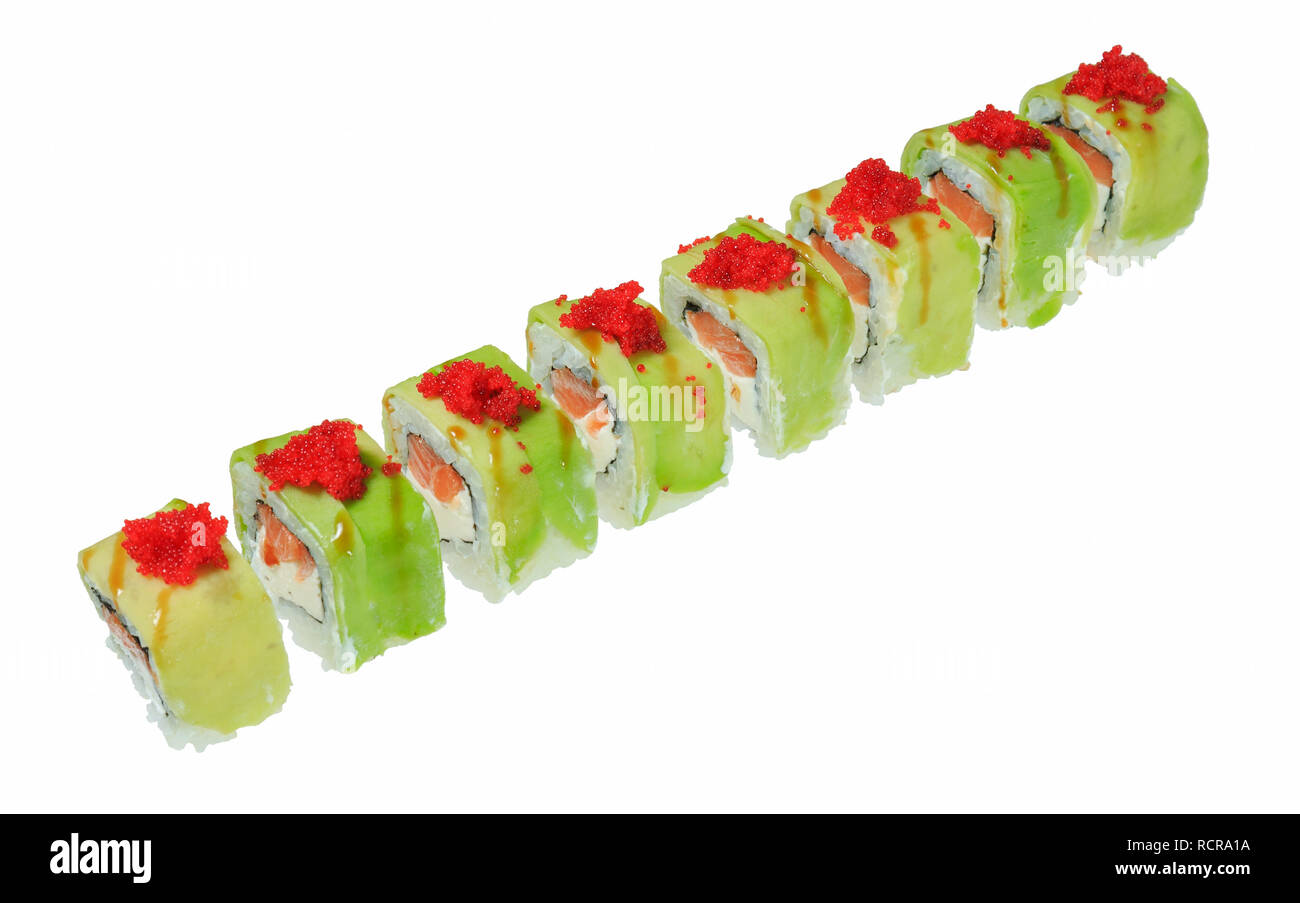 Köstliche japanische Sushi Brötchen mit Lachs, Käse und roter Kaviar Tobiko. Auf weissem Hintergrund. Asiatische Küche. Stockfoto