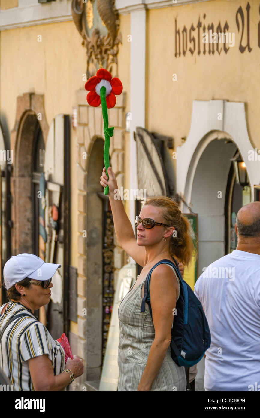 Prag, tschechische Republik - Juli 2018: Reiseleiter in Prag, die bis eine bunte Blume als Flag die Aufmerksamkeit der Menschen in den tou Anzuziehen Stockfoto