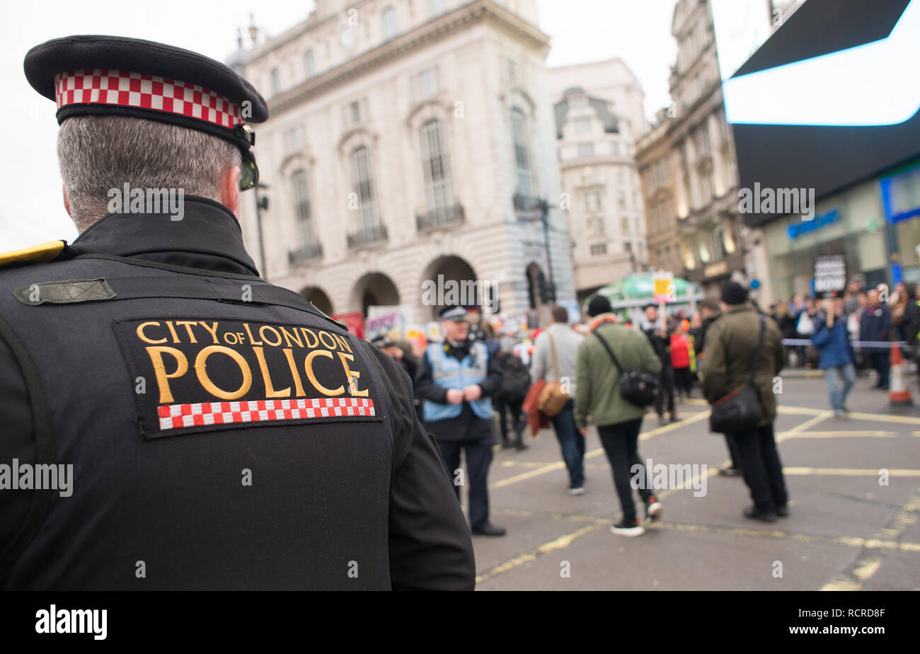 Stadt London Polizisten Begleitung und Überwachung der Großbritannien ist gebrochen - allgemeine Wahl jetzt Straße Demonstration durch die Innenstadt von London, UK. Stockfoto