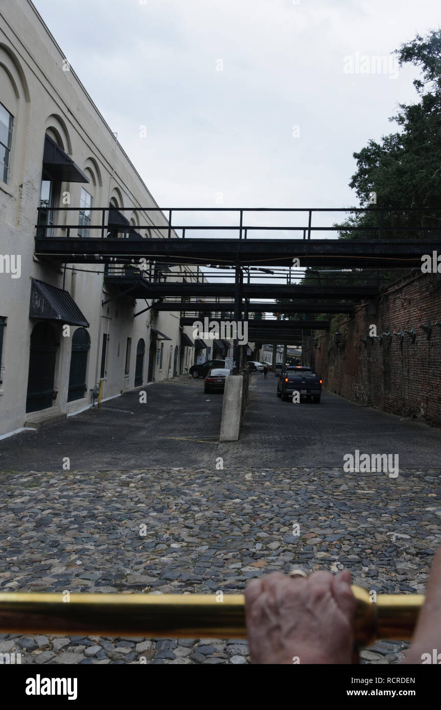 Alte Gehwege baumwolllagerhäusern sind nun Gehwege zu Shops in Savannah, Georgia Stockfoto