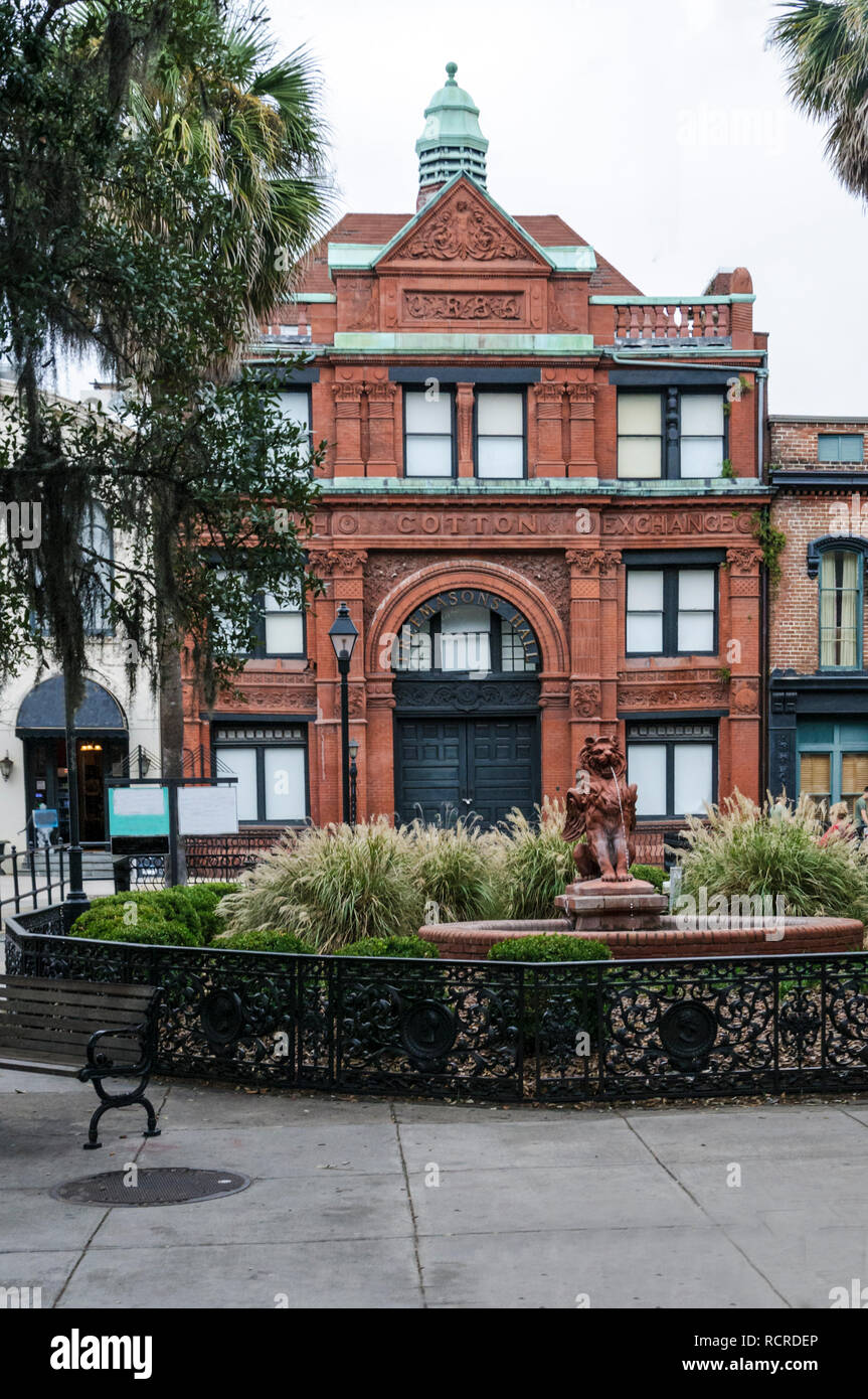 Alte Cotton Exchange Gebäude mit einem Brunnen in der Form eines Tigers in einem Garten vor steht in Savannah, GA platziert Stockfoto