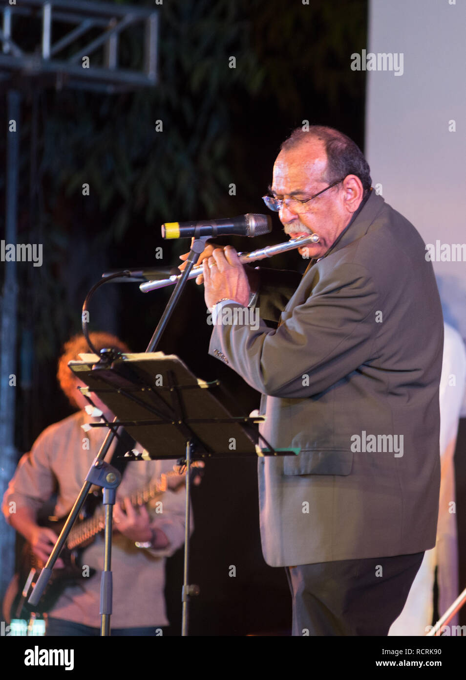 Bangalore, Indien - 10. Februar 2018: US-Amerikanische Jazz musiker Ernie Watts spielt die Flöte als er auf der Bühne in Bangalore, Indien Stockfoto