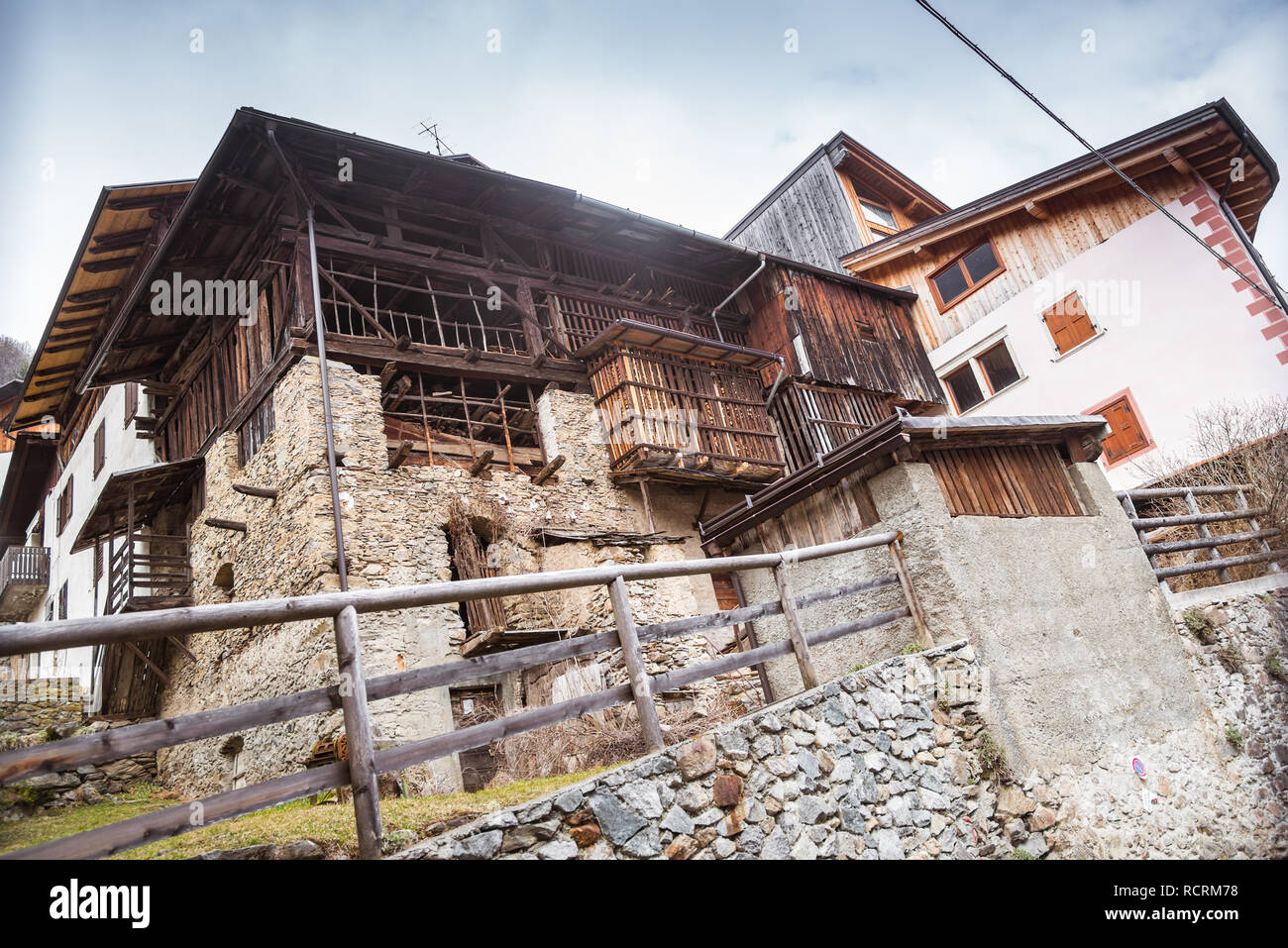 Altes italienisches Holzhaus, Chalet in einer Kleinstadt Deggiano im Skigebiet Val di Sole, Brenta Doles, Trient, Italien Stockfoto