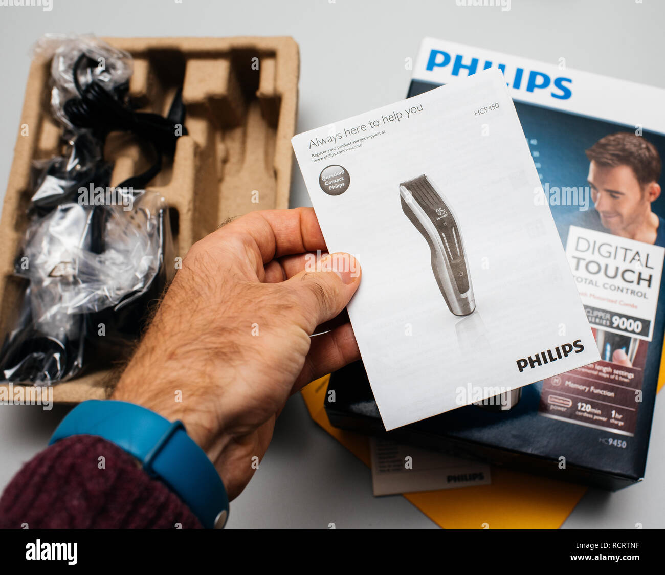 PARIS, Frankreich, 14.Februar 2018: Mann unboxing Haarschneider von Philips Serie 9000 Professionelle digitale Clipper für die Verwendung zu Hause mit professionellen Ergebnissen mit motorisierten Kämme Stockfoto