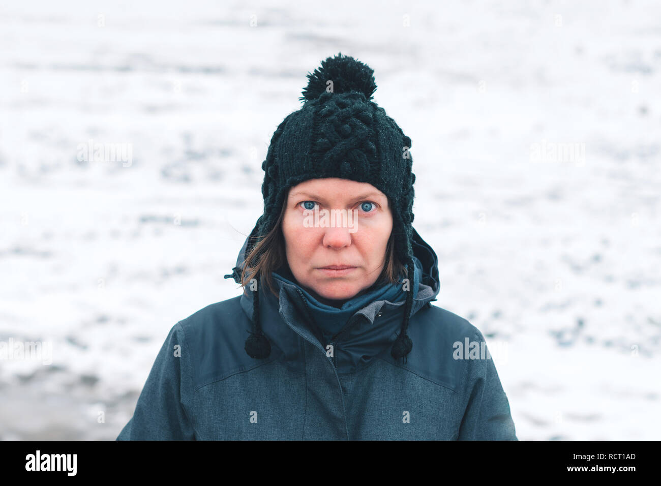 Portrait von betroffenen Erwachsenen kaukasische Frau, die in der verschneiten Natur Stockfoto