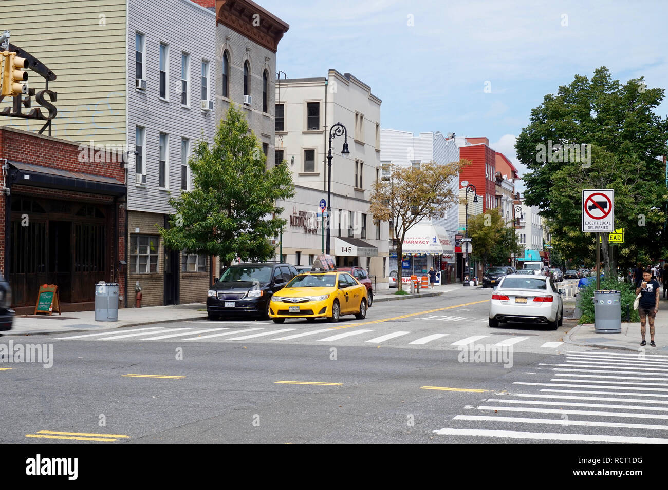 Nassau St., Greenpoint, Brookly, NEW YORK: lokale Nachbarschaft Straße der Stadt, mit einem Kreuz gehen und im traditionellen Stil, 3-level Gebäude Stockfoto