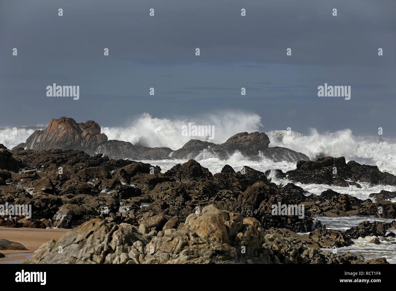 Weiße Wellen auf einem felsigen Strand brechen, den Norden Portugals. Stockfoto