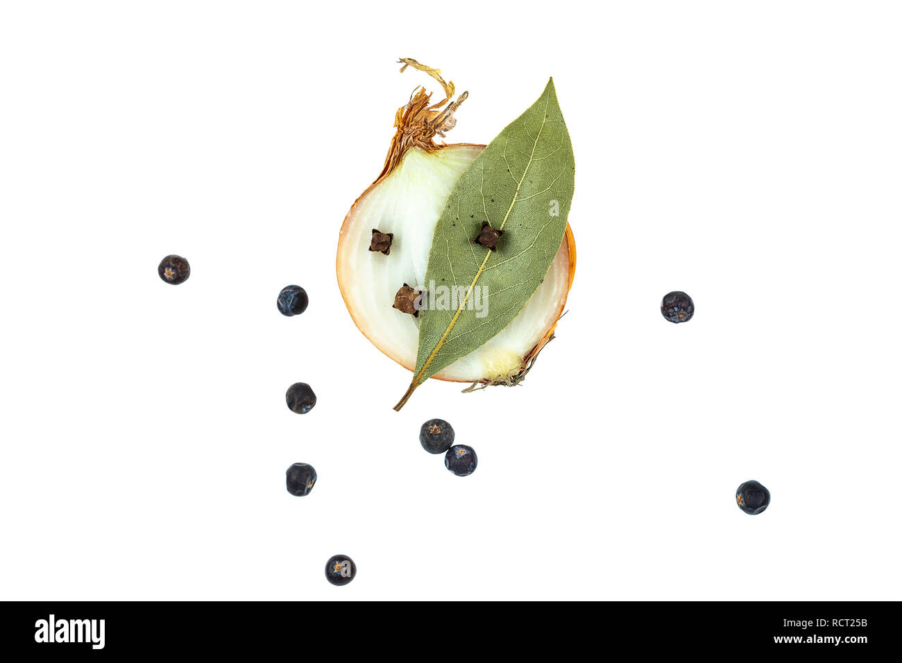 Zwiebel mit Lorbeerblatt Wacholder Körnern und Nelken vor weißem Hintergrund ausschneiden Stockfoto