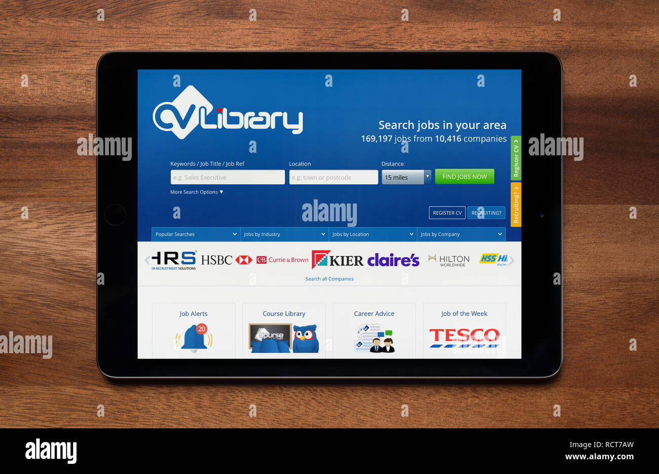 Die Website von CV-Bibliothek ist zu sehen auf einem iPad Tablet, der ruht auf einem Holztisch (nur redaktionelle Nutzung). Stockfoto