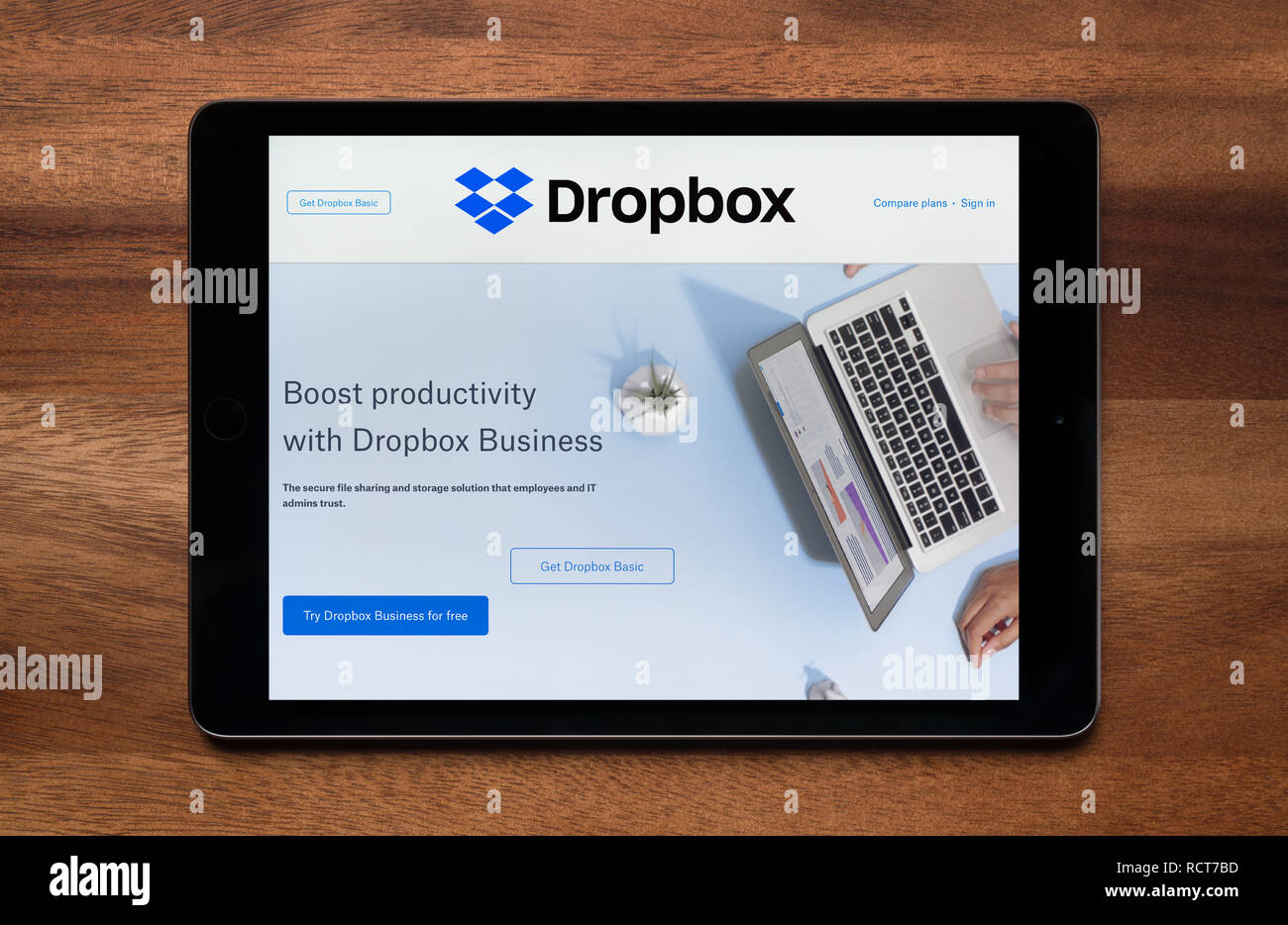 Die Website von Dropbox ist gesehen auf einem iPad Tablet, der ruht auf einem Holztisch (nur redaktionelle Nutzung). Stockfoto