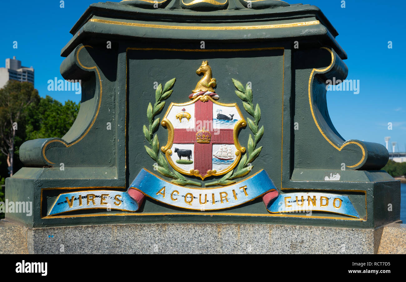 Die Stadt Melbourne Wappen und lateinische Motto Vires Acquirit Eundo am Princes Bridge in Victoria Australien Übersetzung: Wir sammeln Kraft als wir gehen Stockfoto
