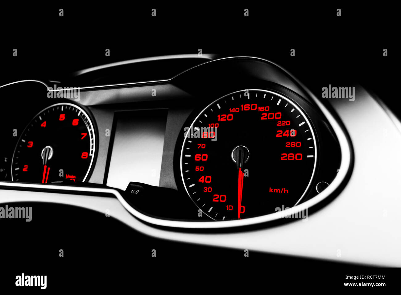 Nahaufnahme von einem Tachometer im Auto. Das Armaturenbrett. Dashboard
