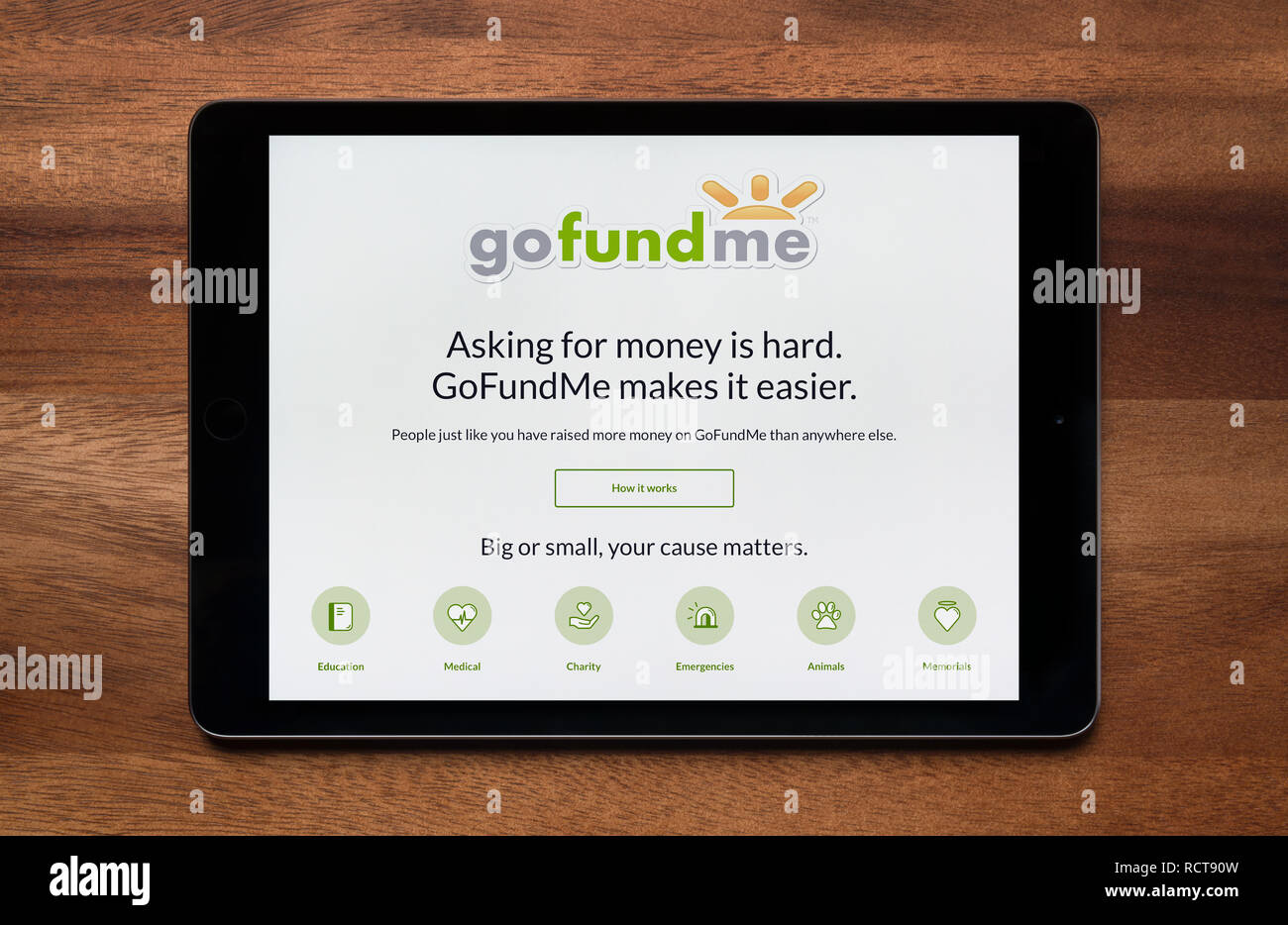 Die Website des Fonds gehen mir auf einem iPad Tablet, der ruht auf einem Holztisch (nur redaktionelle Nutzung) zu sehen ist. Stockfoto