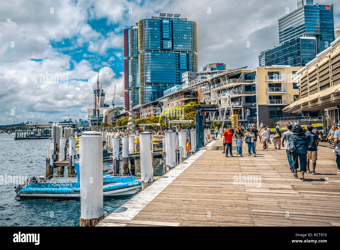22. Dezember 2018, Sydney Australien: Streetview der King Street Wharf mit Menschen und modernen internationalen Turm Gebäude im Hintergrund in Sydney NSW Stockfoto