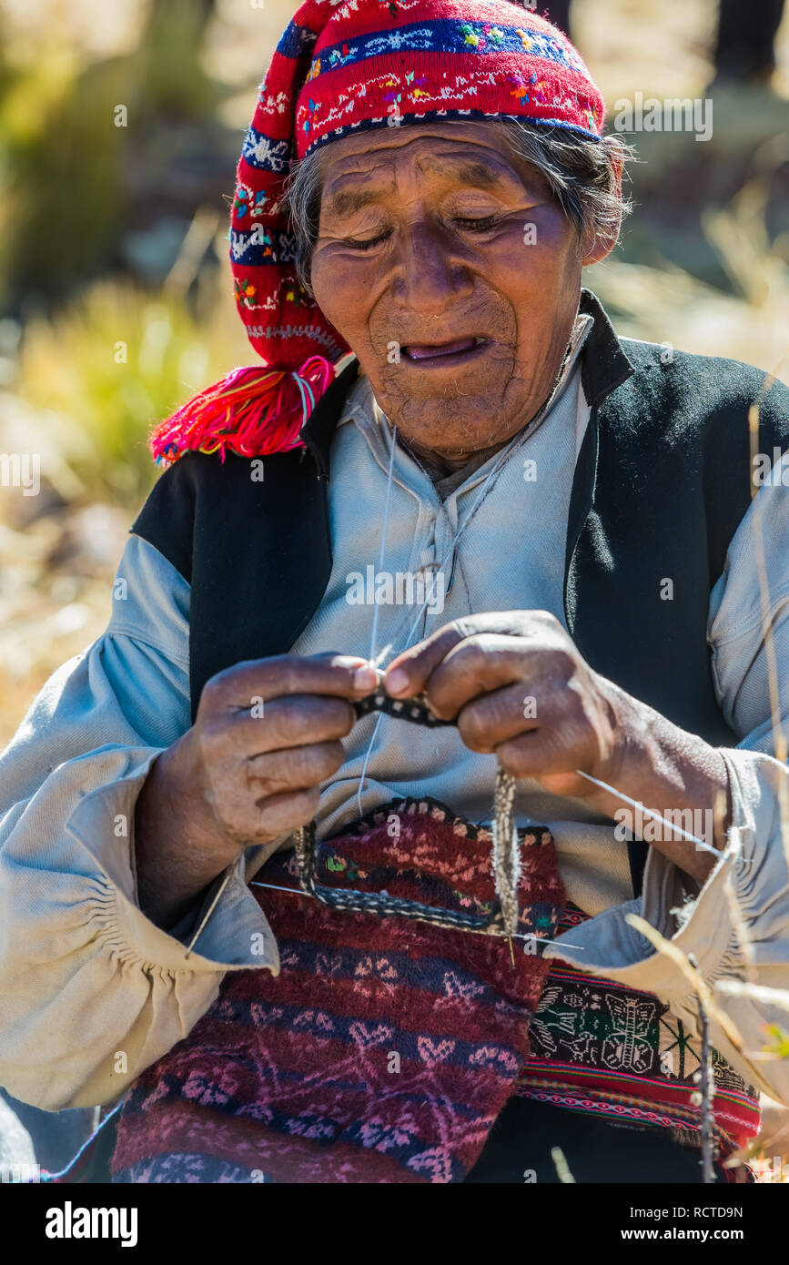 Puno, Peru - 25. Juli 2013: alte Weberei in den peruanischen Anden auf Taquile Island auf Puno Peru am 25. Juli 2013. Stockfoto