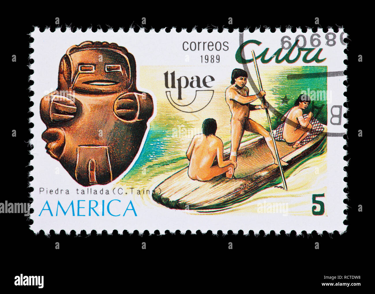 Briefmarke aus Kuba, die einen Stein schnitzen und Inder, die auf einem Einbaum Stockfoto