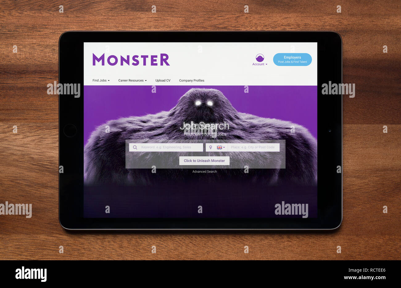 Die Website von Monster.com ist gesehen auf einem iPad Tablet, der ruht auf einem Holztisch (nur redaktionelle Nutzung). Stockfoto