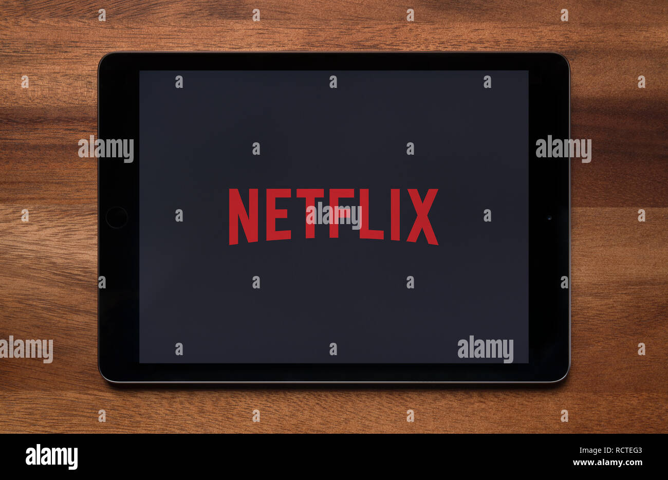 Die Website von Netflix ist gesehen auf einem iPad Tablet, der ruht auf einem Holztisch (nur redaktionelle Nutzung). Stockfoto