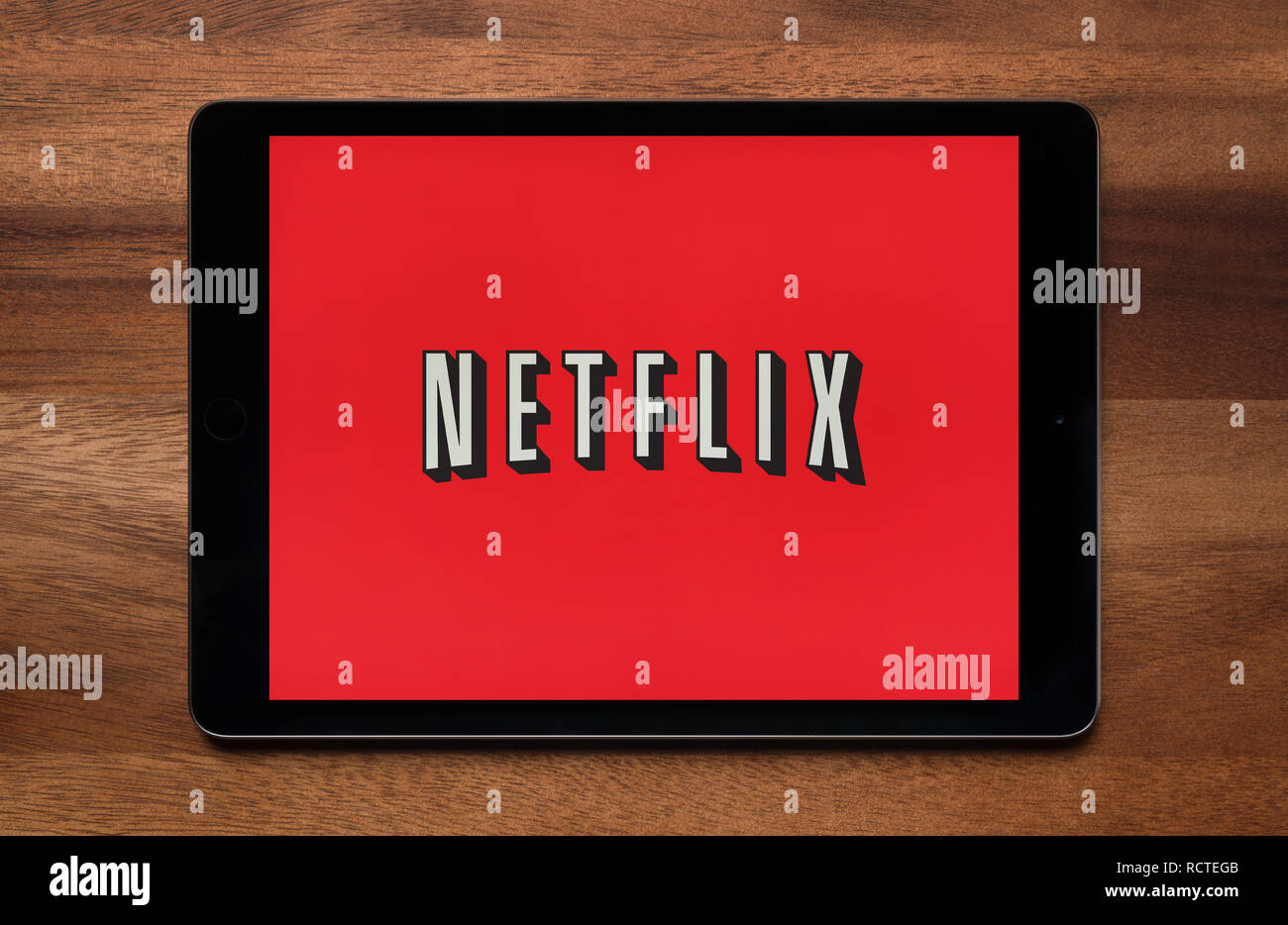 Die Website von Netflix ist gesehen auf einem iPad Tablet, der ruht auf einem Holztisch (nur redaktionelle Nutzung). Stockfoto