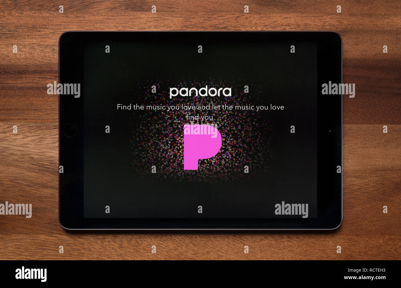 Die Website von Pandora ist gesehen auf einem iPad Tablet, der ruht auf einem Holztisch (nur redaktionelle Nutzung). Stockfoto