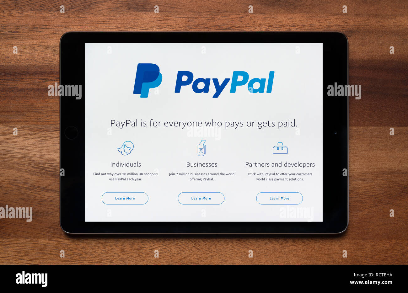 Die Website von PayPal ist gesehen auf einem iPad Tablet, der ruht auf einem Holztisch (nur redaktionelle Nutzung). Stockfoto