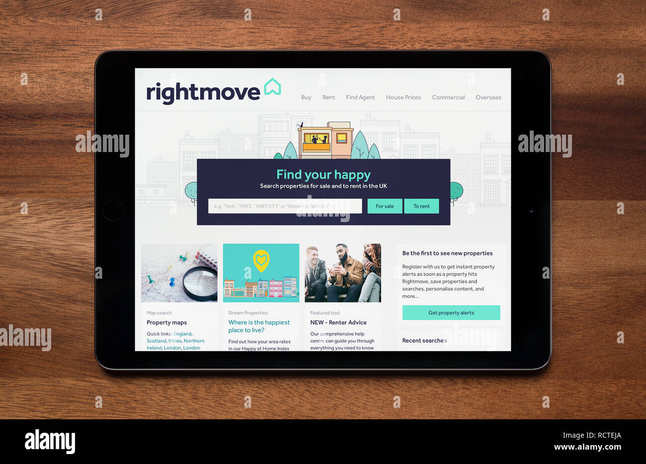 Die Website von rightmove wird gesehen, auf einem iPad Tablet, der ruht auf einem Holztisch (nur redaktionelle Nutzung). Stockfoto Die Website von rightmove wird gesehen, auf einem iPad Tablet, der ruht auf einem Holztisch (nur redaktionelle Nutzung). Stockfoto