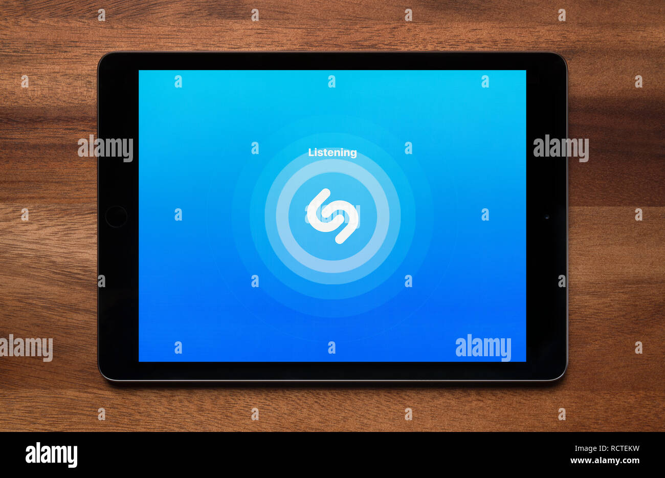 Die Shazam app ist gesehen auf einem iPad Tablet, der ruht auf einem Holztisch (nur redaktionelle Nutzung). Stockfoto