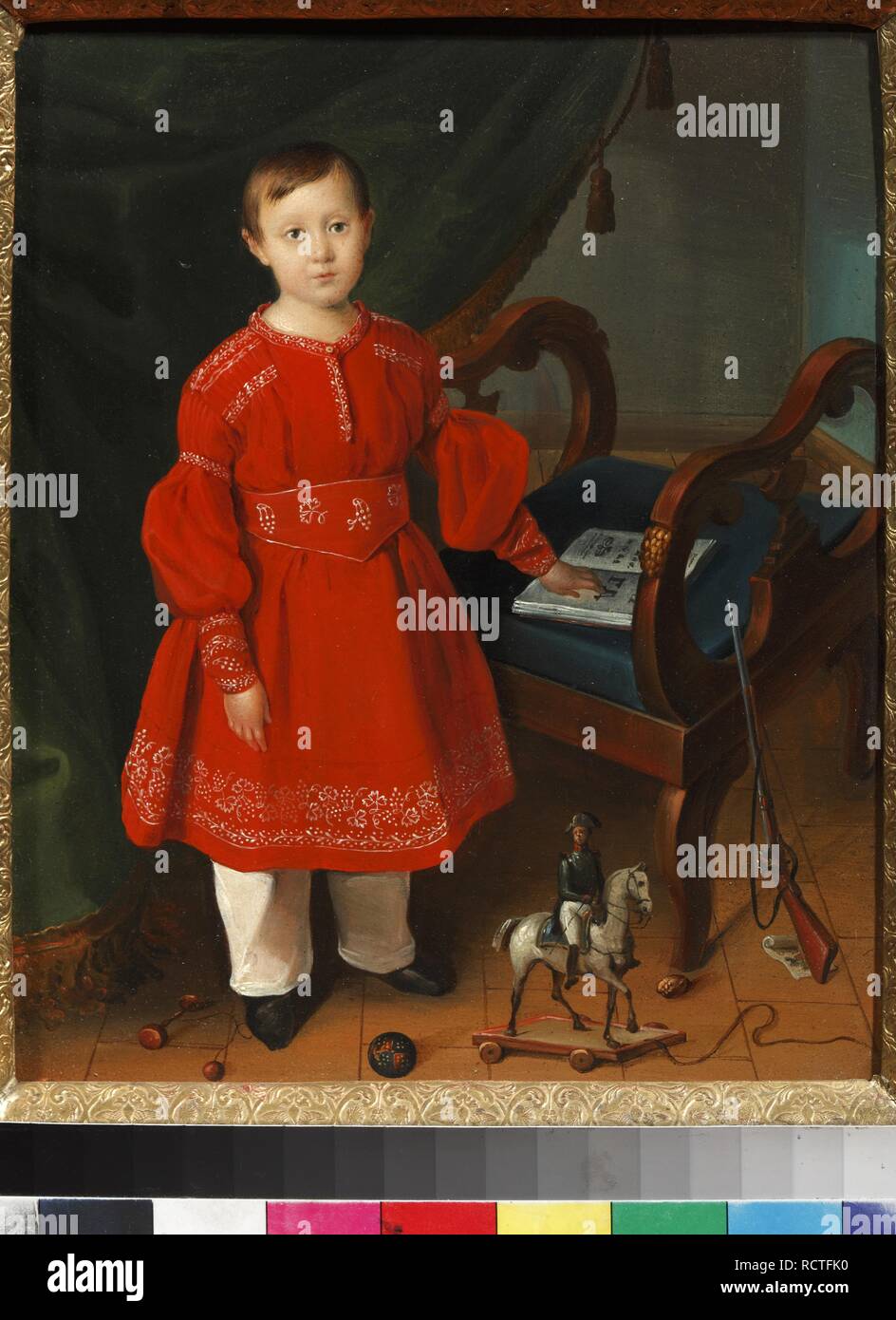 Porträt eines Jungen in einem roten Kleid mit Spielzeug und ein Alphabet Buch. Museum: Kunst und pädagogisches Spielzeug Museum, Sergiyev Posad. Autor: anonym. Stockfoto