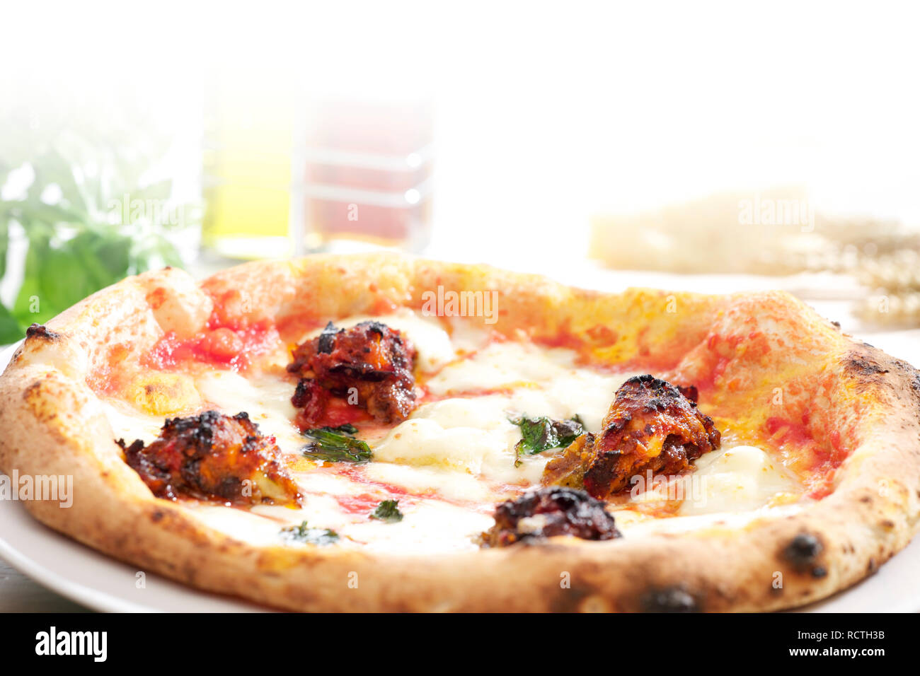 Ganz frisch gebackene Pizza mit Fleischbällchen gekrönt Stockfoto