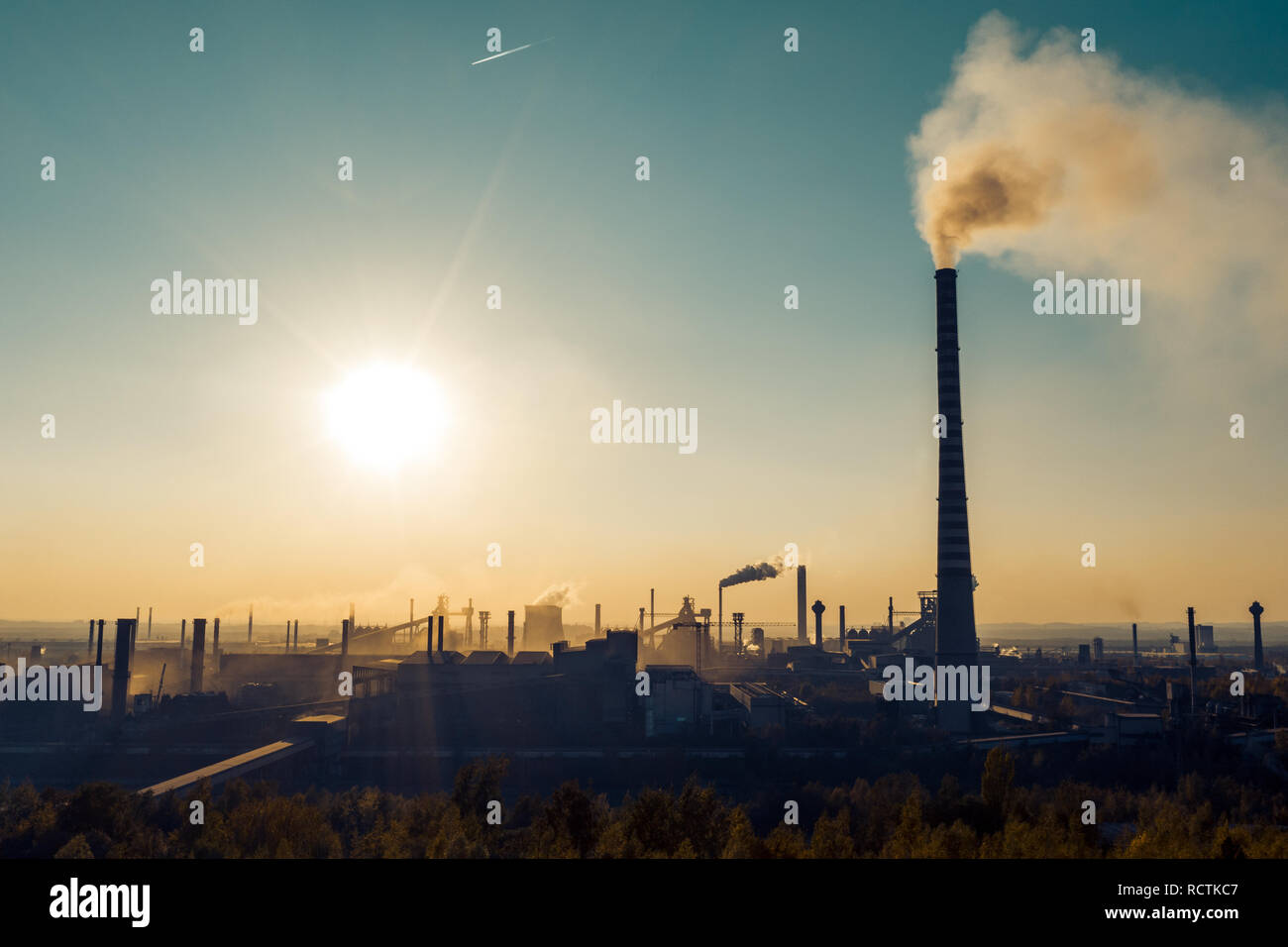 Industrielle Landschaft mit starker Verschmutzung durch eine große Fabrik produziert Stockfoto