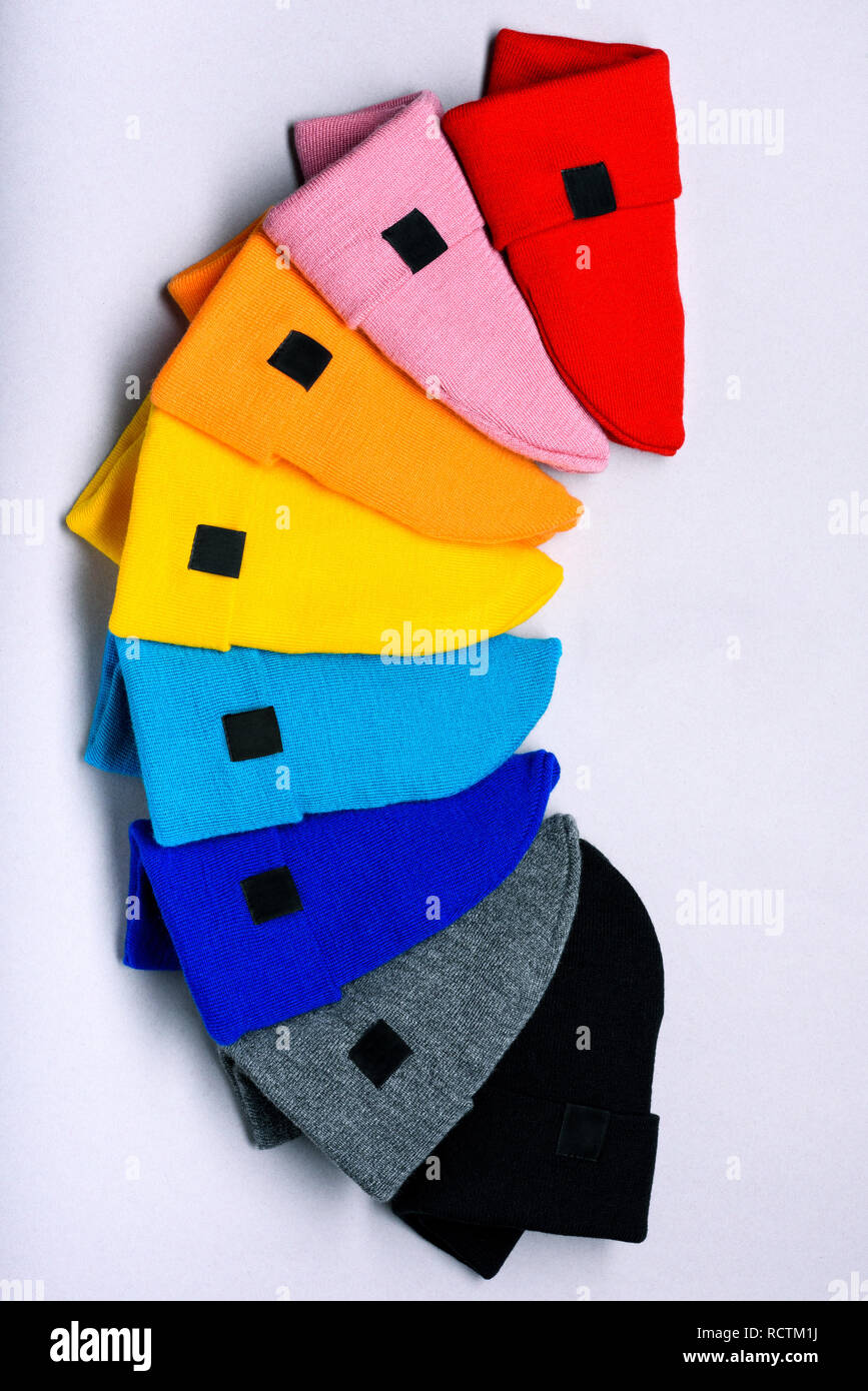 Gestrickte Mütze Hüte. Bunte Kleidung. Ansicht von oben, kopieren. Werbung rabatt Raum. Stockfoto