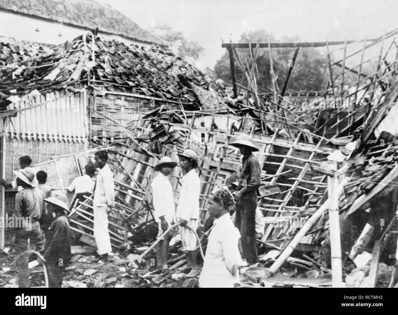 Soerabaja, Java. Ein Haus in der nativen Quartal ruinierte durch eine japanische Bombe - Februar 1942 Stockfoto
