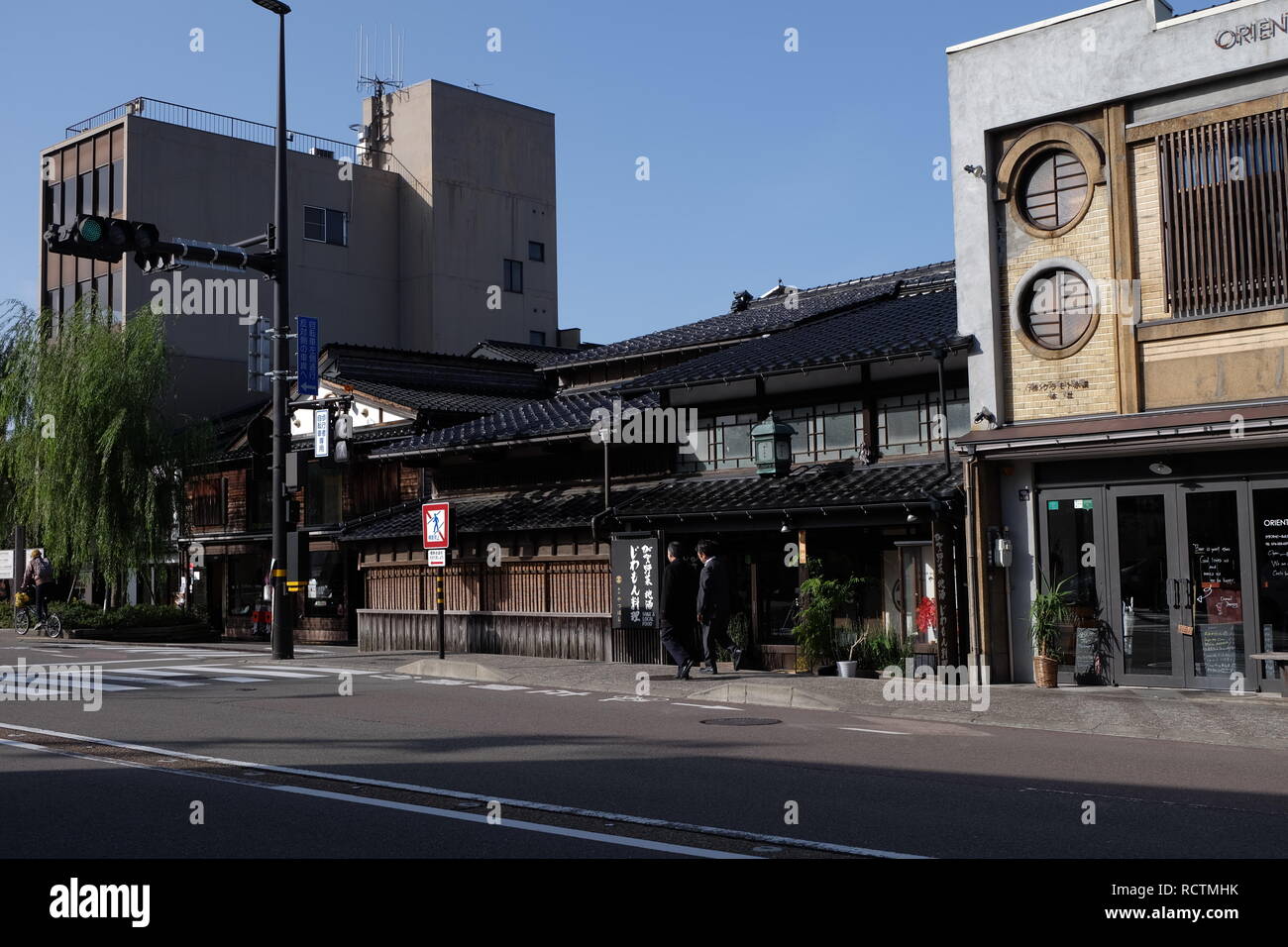 Blick auf die Straße von Higashiyama Bereich = Higashi Chaya in Kanazawa City Stockfoto