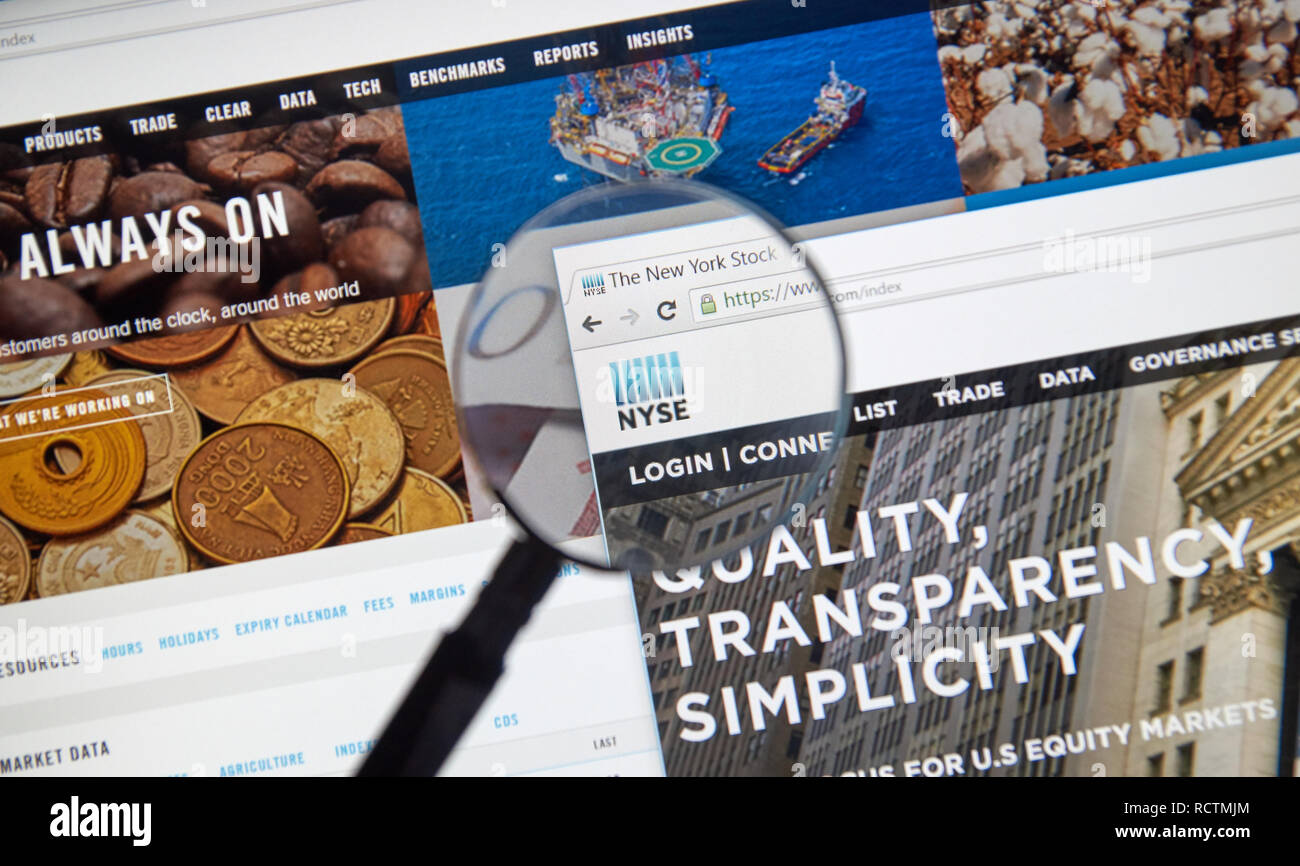 MONTREAL, KANADA - 24. JUNI 2016: NYSE Webseite unter der Lupe. Der New York Stock Exchange, kurz NYSE und den Beinamen "Die Große Kammer Stockfoto