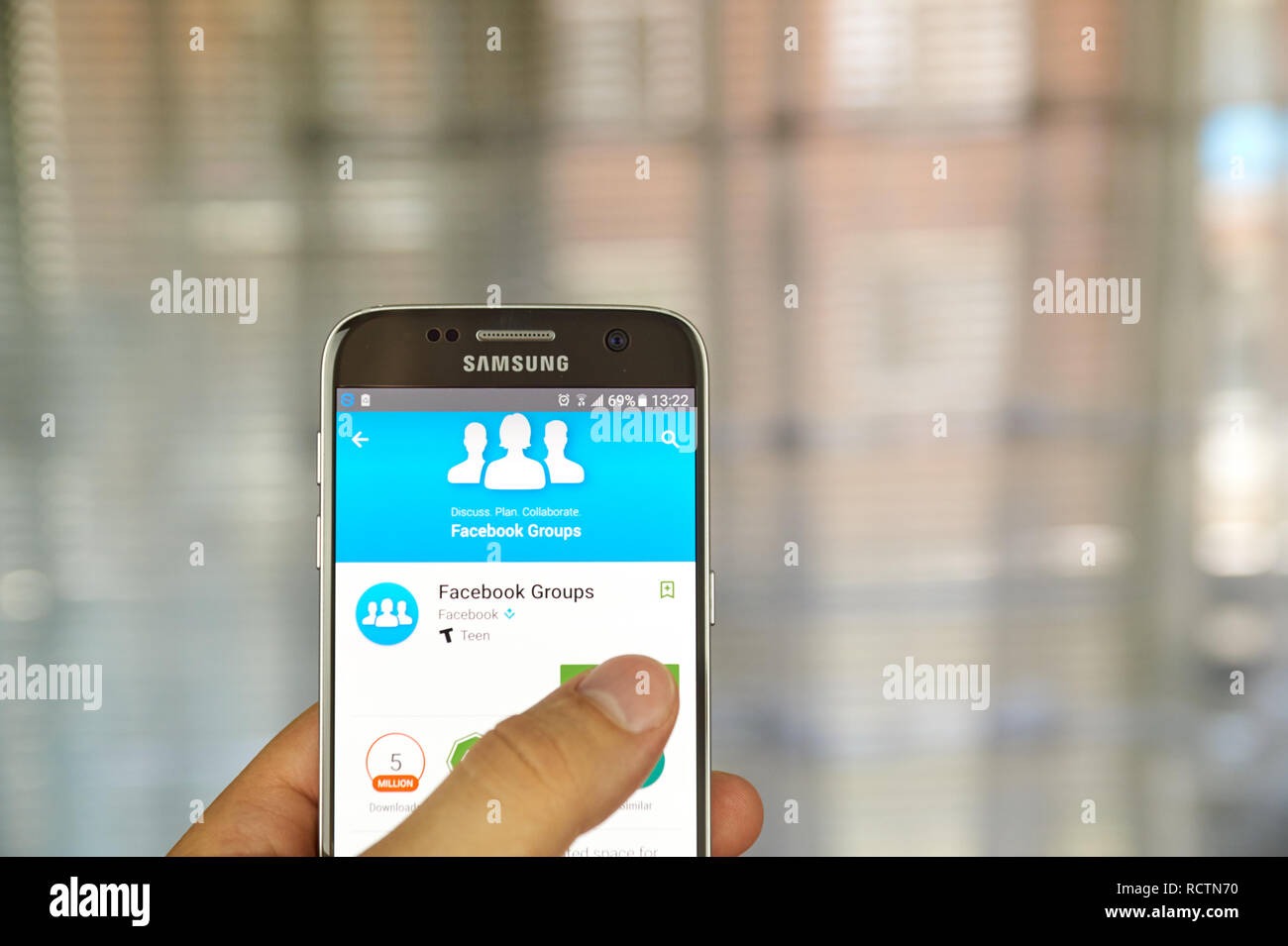 MONTREAL, KANADA - 24. JUNI 2016: Facebook Gruppen Anwendung auf Samsung S7-Bildschirm. Facebook App hilft Menschen schneller und leichter wit Stockfoto