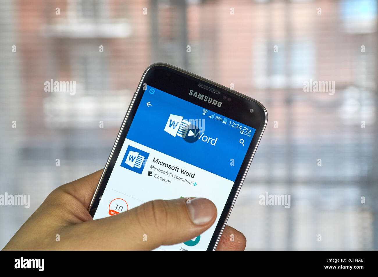 MONTREAL, KANADA - 20. MÄRZ 2016 - Microsoft Office Word Mobile Anwendung auf dem Bildschirm von Samsung S5. Microsoft Office ist eine der beliebtesten offic Stockfoto