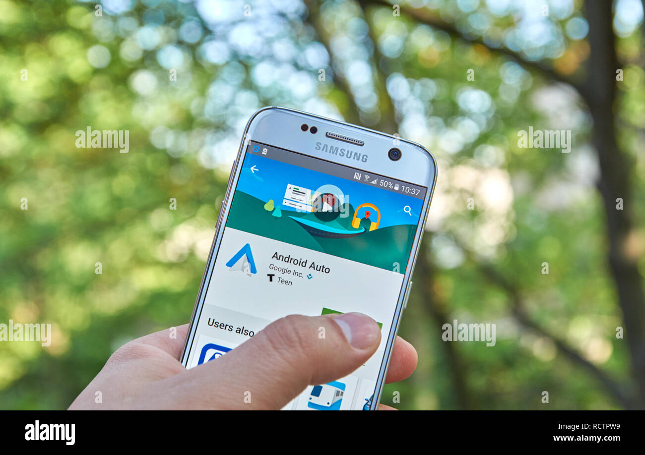 MONTREAL, KANADA - 23. MAI 2016: Google Android Auto Anwendung auf Samsung S7-Bildschirm. Die Android Auto App links neue Autos, die Unterstützung Android Auto Stockfoto