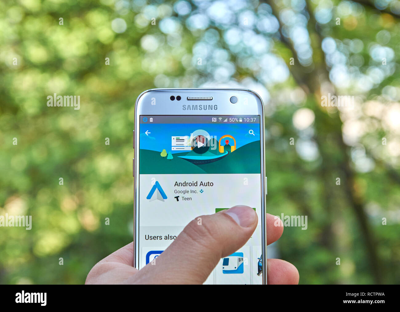 MONTREAL, KANADA - 23. MAI 2016: Google Android Auto Anwendung auf Samsung S7-Bildschirm. Die Android Auto App links neue Autos, die Unterstützung Android Auto Stockfoto
