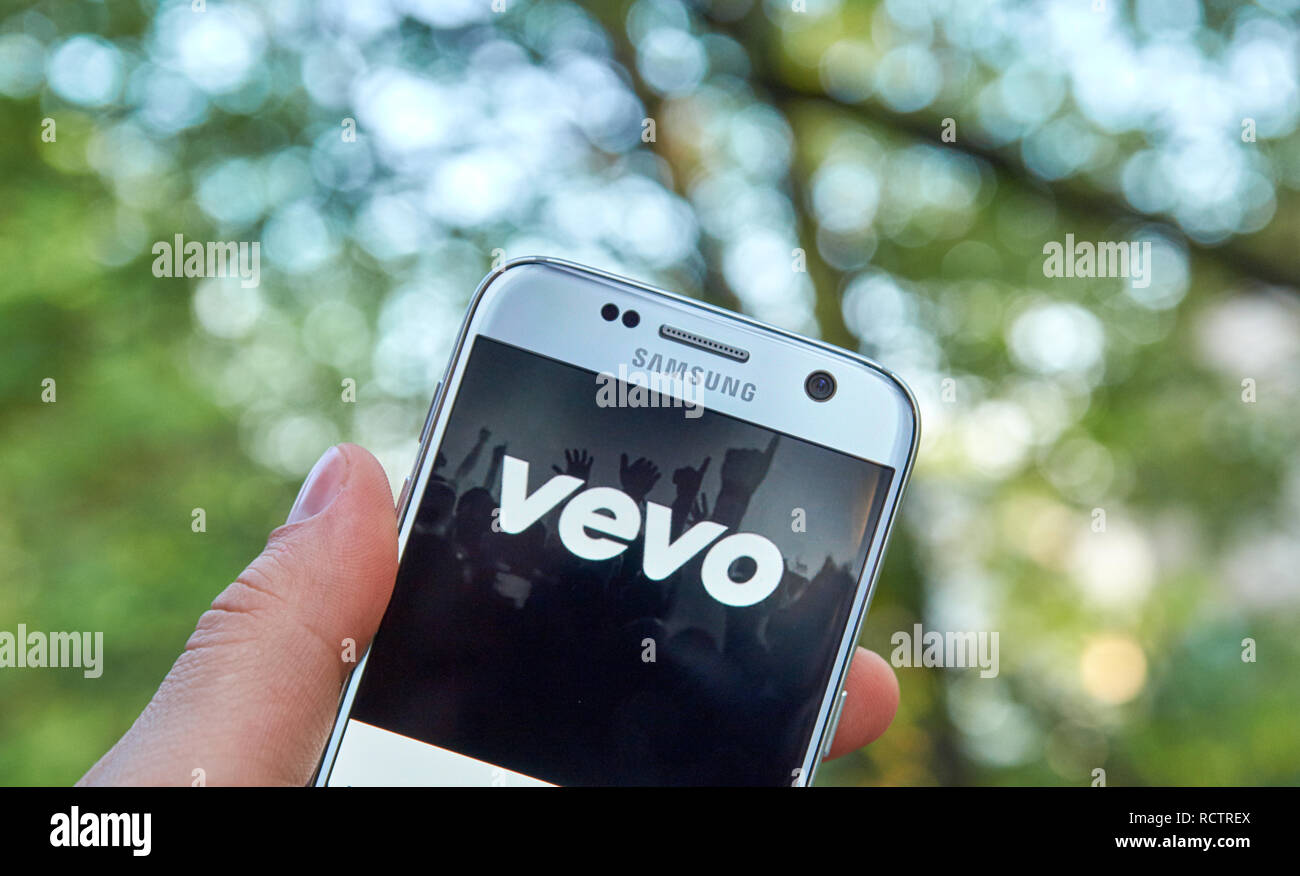MONTREAL, KANADA - 23. MAI 2016: Vevo Anwendung auf Samsung S7-Bildschirm. Vevo bietet Musik videos von Universal Music Group, Sony Music Entertainment Stockfoto
