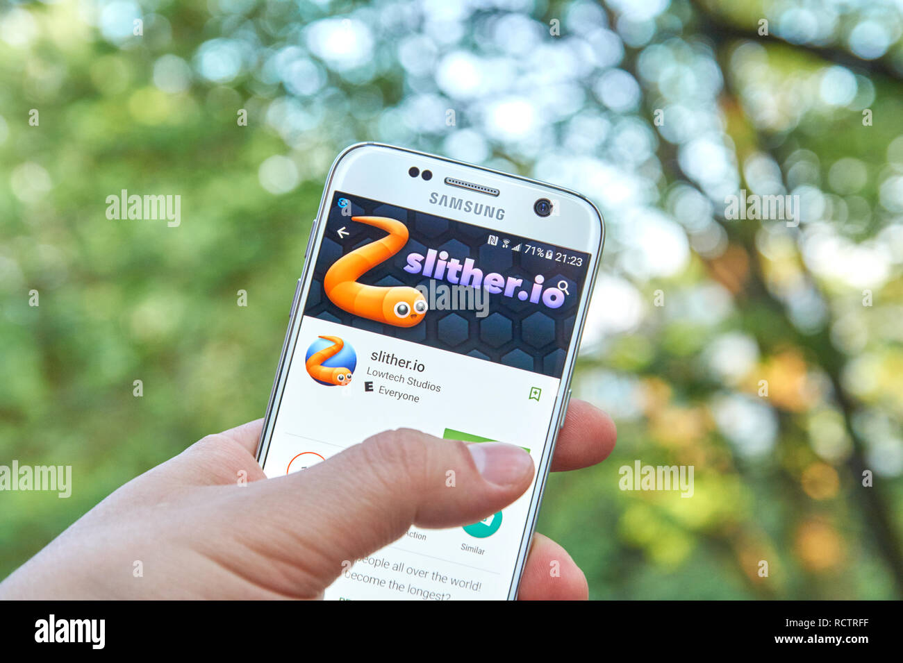 MONTREAL, KANADA - 23. MAI 2016: Slither. io-Spiel auf Samsung S7-Bildschirm. Slither. io ist ein massive multiplayer Browser Spiel entwickelt von Steve Howse. Stockfoto