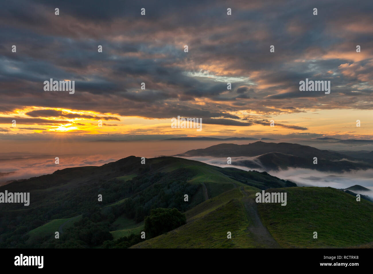 Die Sonne über dem felsigen Grat Trail Las Trampas Regional Park in der East Bay Hügeln der San Francisco Bay Area. Stockfoto