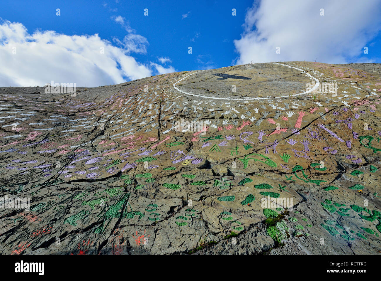 Native Kunst Gemälde Mutter Erde Felsen, Yellowknife, Nordwest-Territorien, Kanada Stockfoto