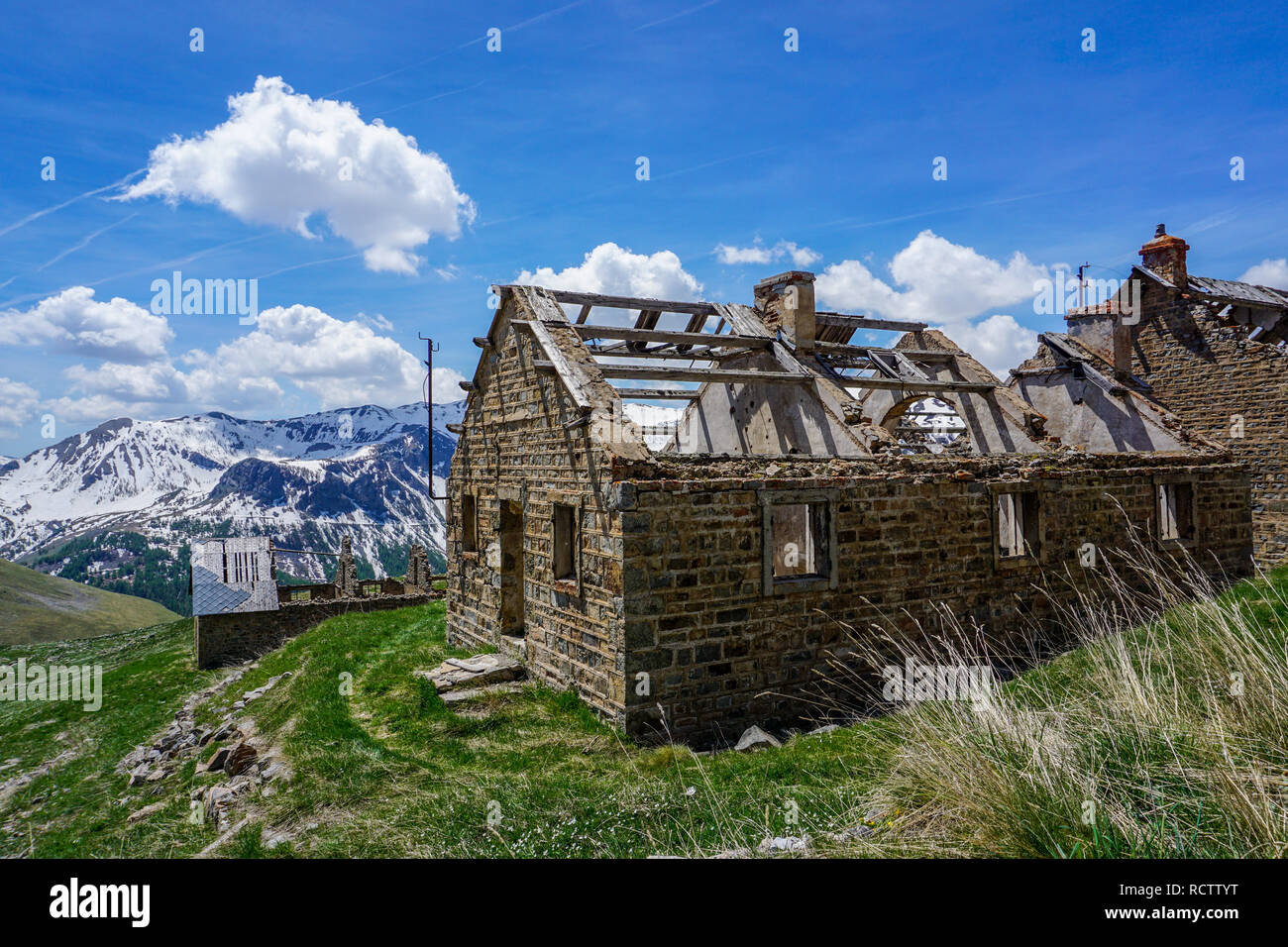 Ein altes und zerfalles Militärlager in den französischen alpen Stockfoto