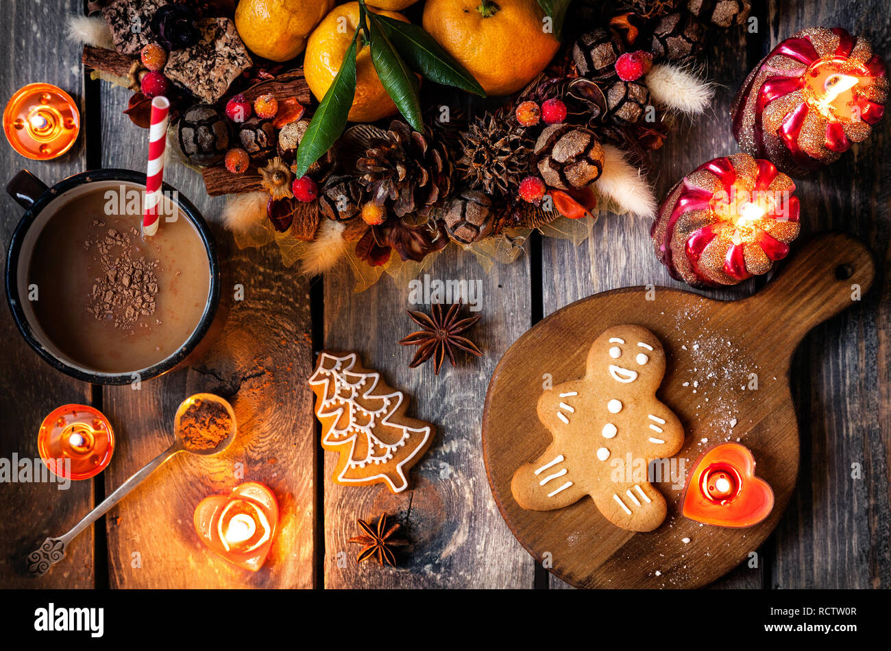 Weihnachten hausgemachte Lebkuchen cookies, heiße Schokolade und Kerzen auf hölzernen Tisch Stockfoto