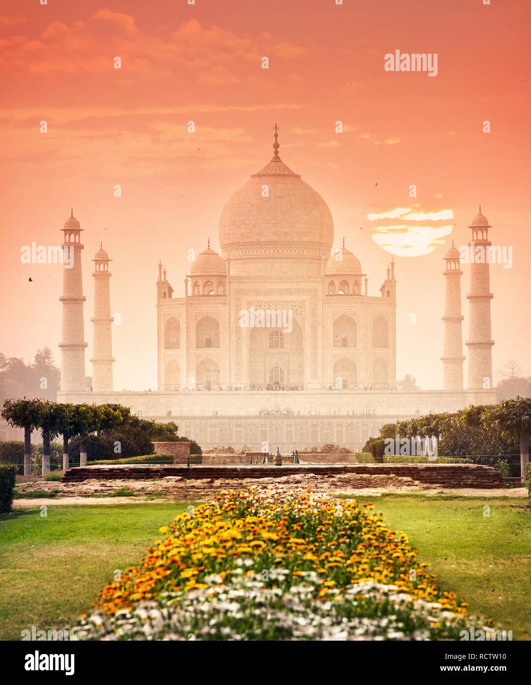 Taj Mahal Monument, das eines der Wunder der Welt in Rot und schönen Garten in Agra, Uttar Pradesh, Indien Stockfoto