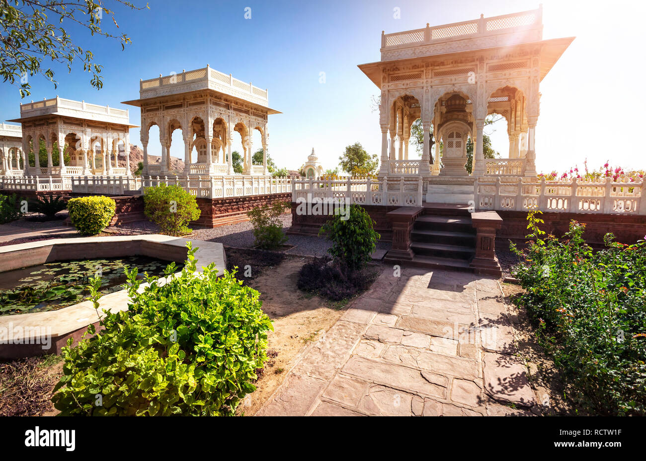 Weißer Marmor Kenotaph in Gedenkstätte Jaswant an der Blauen Stadt im sonnigen Tag in Jodhpur, Rajasthan, Indien Stockfoto